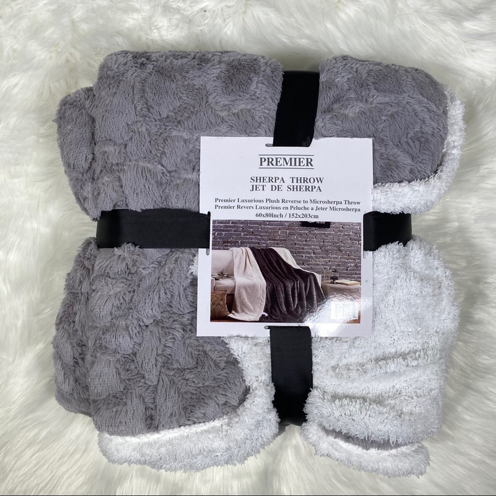 ⭐️SALE⭐️The Grey Giraffe Micromink Sherpa - Picture 1 of 3